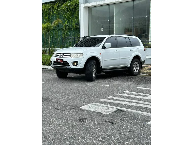 Mitsubishi Pajero Branco 2