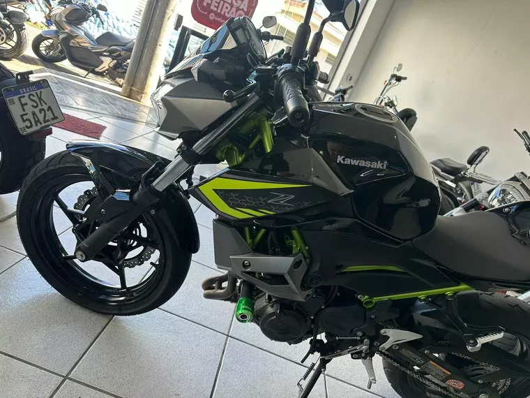 Kawasaki Z Cinza 16