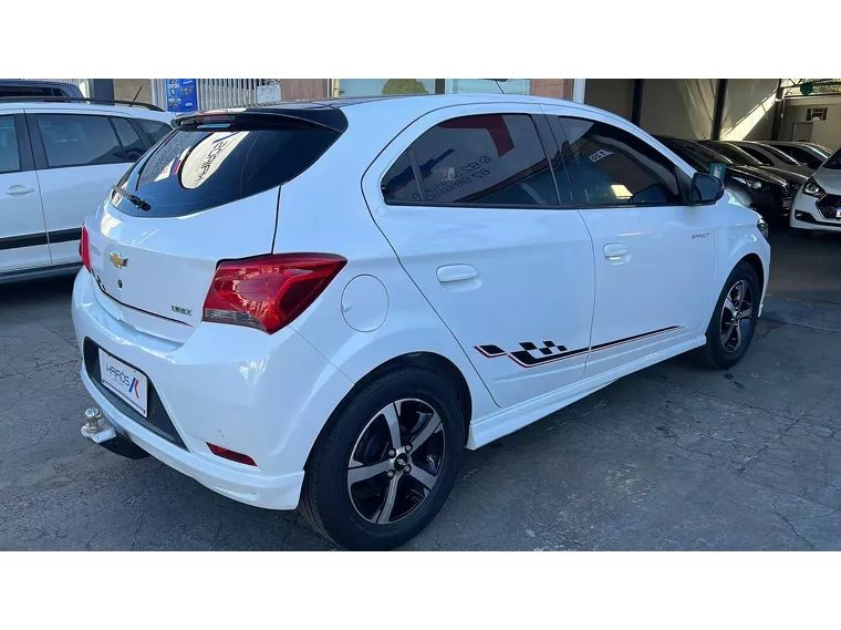 Chevrolet Onix Branco 3