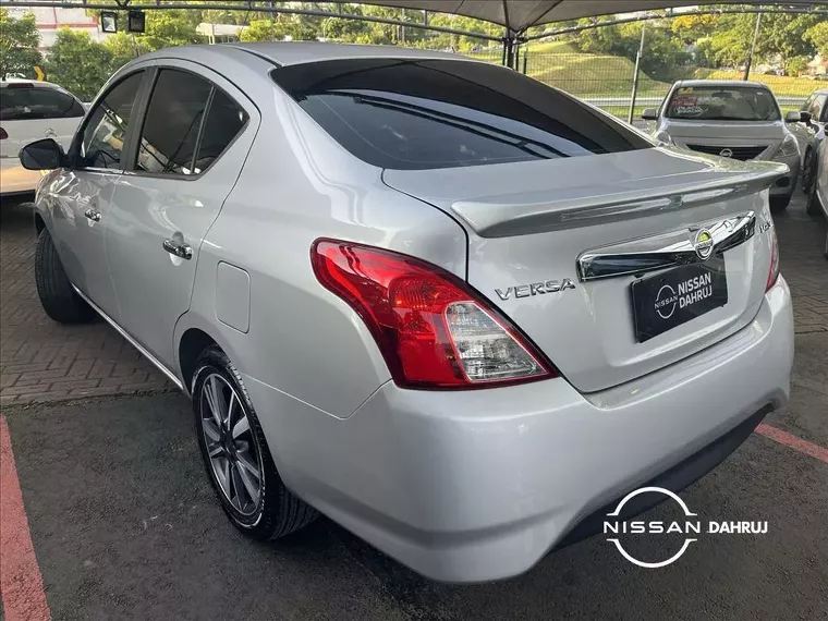 Nissan Versa Prata 1