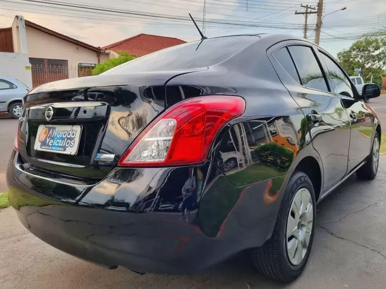 Nissan Versa Preto 8