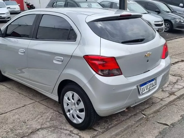 Chevrolet Onix Prata 1