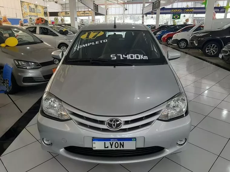 Toyota Etios Prata 4