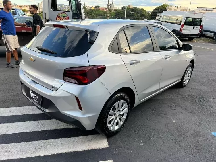 Chevrolet Onix Prata 10