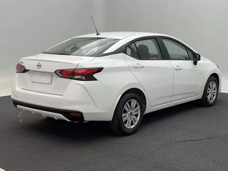 Nissan Versa Branco 14