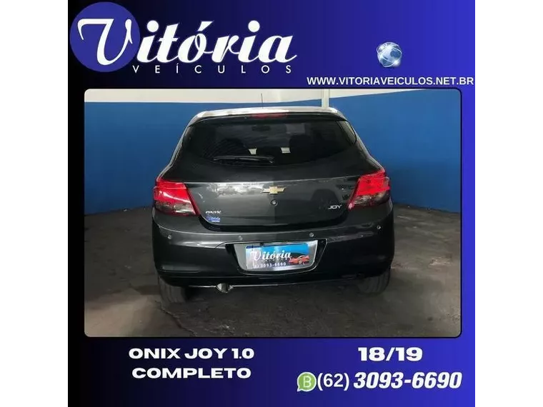 Chevrolet Onix Cinza 10