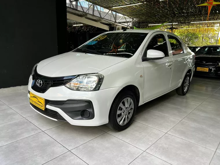 Toyota Etios Branco 2