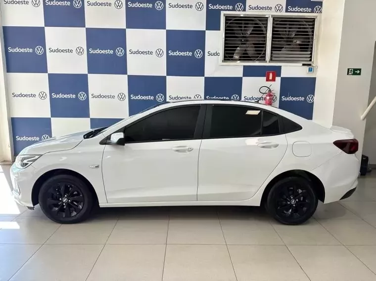 Chevrolet Onix Branco 4