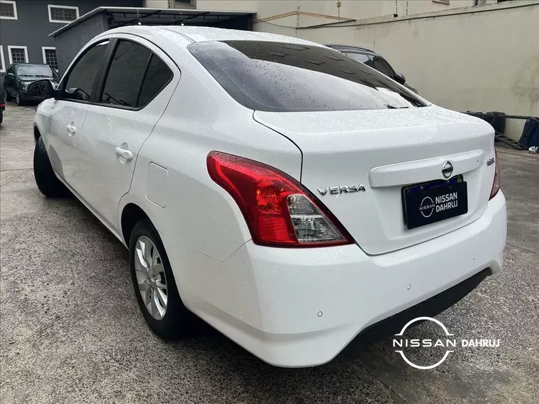 Nissan Versa Branco 9