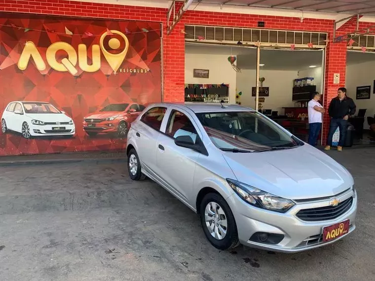 Chevrolet Onix Prata 16