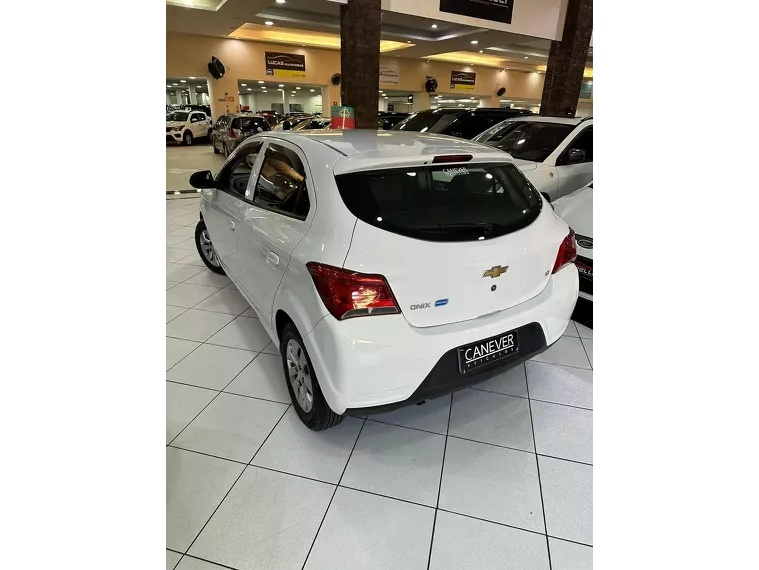 Chevrolet Onix Branco 5