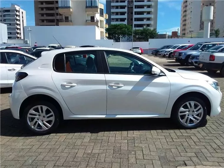 Peugeot 208 Branco 9