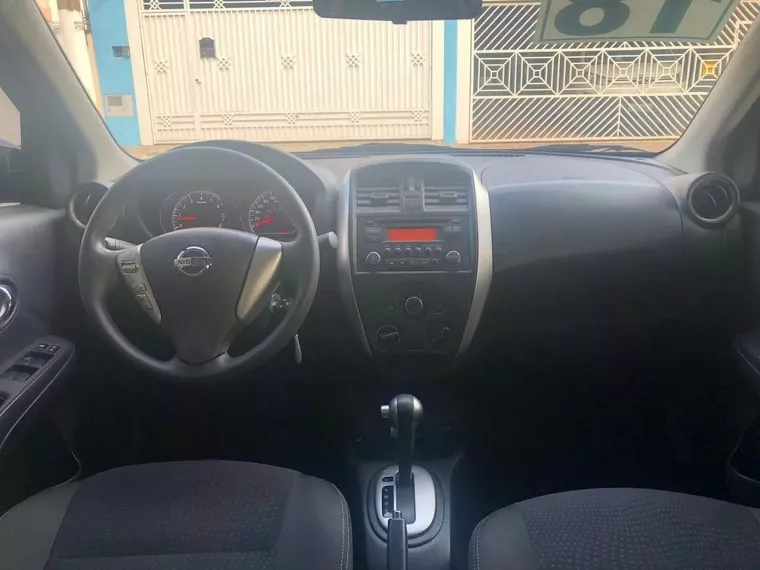 Nissan Versa Preto 10