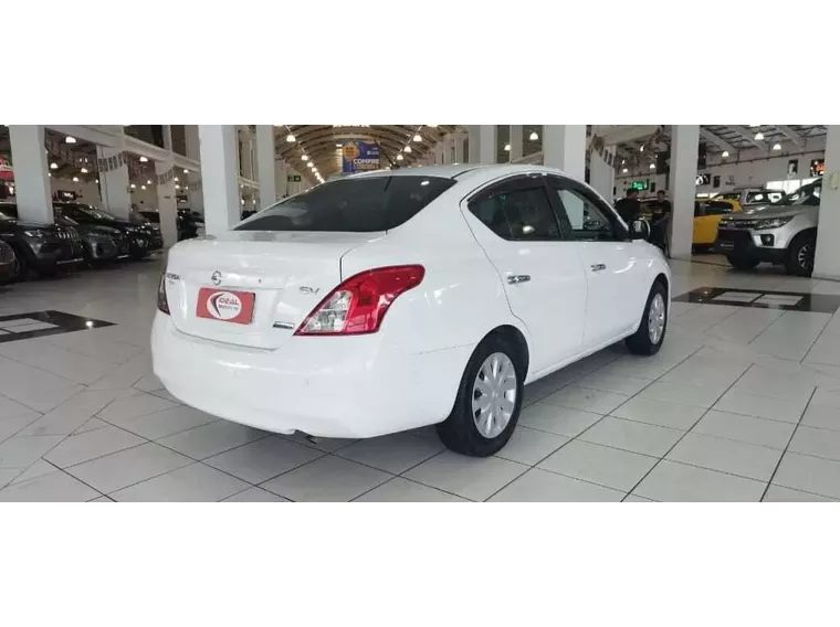 Nissan Versa Branco 12