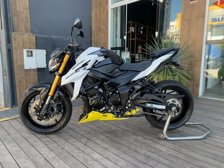 Suzuki GSX-S Preto 4