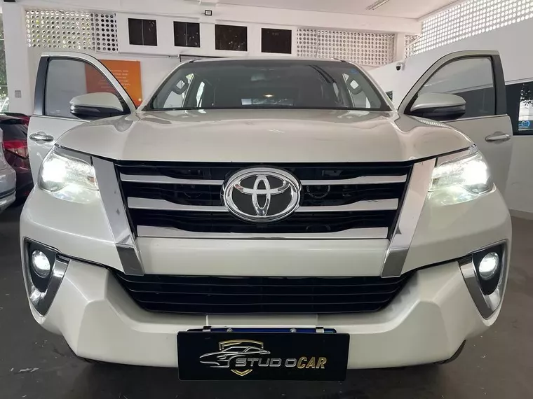 Toyota Hilux SW4 Branco 41