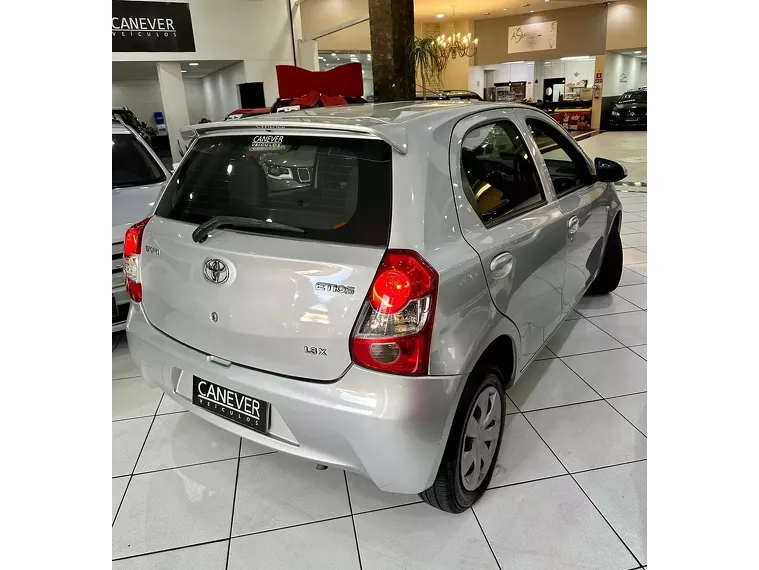 Toyota Etios Prata 6