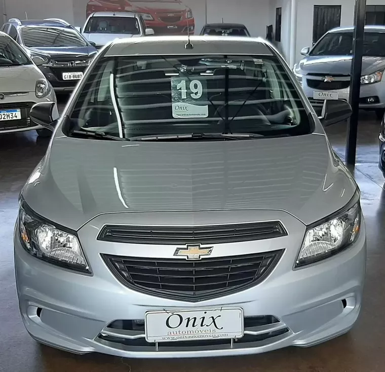 Chevrolet Onix Prata 2