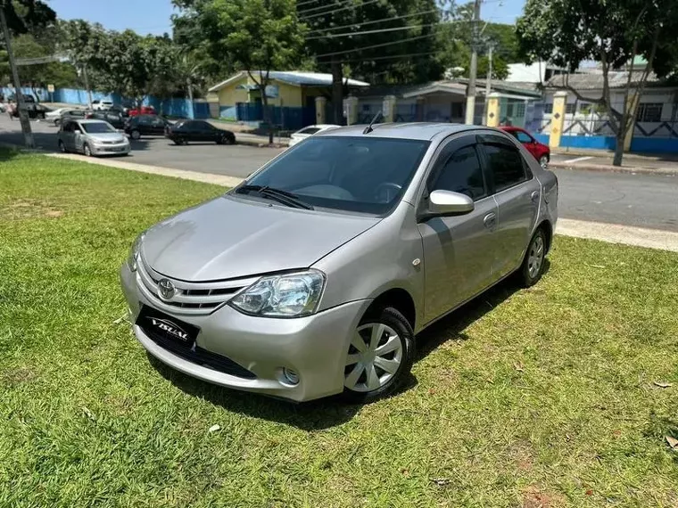 Toyota Etios Prata 3