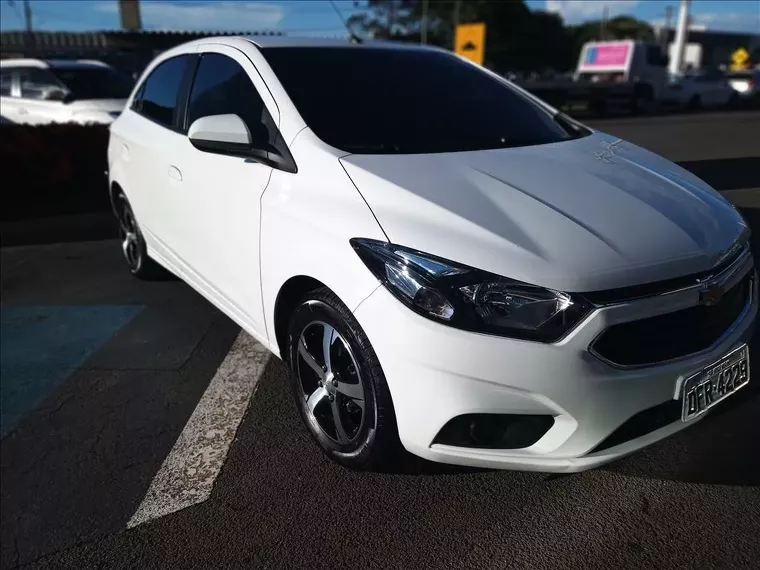 Chevrolet Onix Branco 9