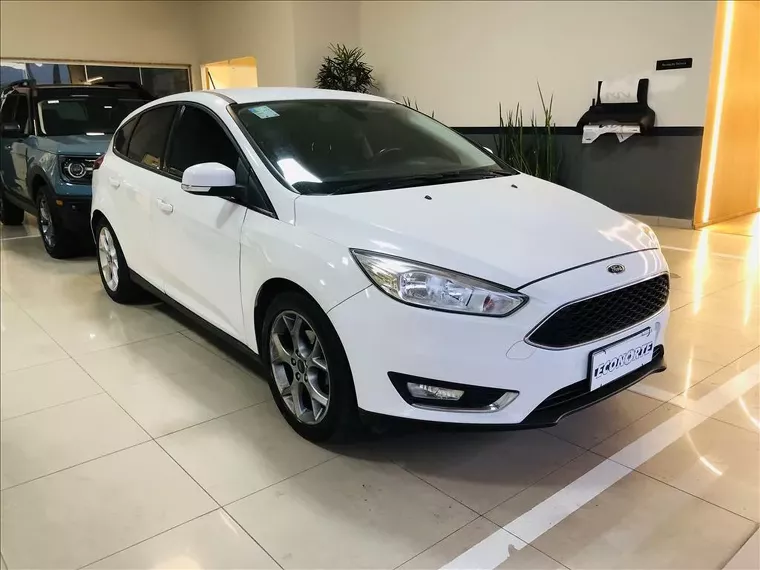 Ford Focus Branco 10