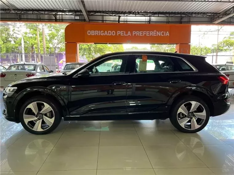 Audi E-tron Preto 16