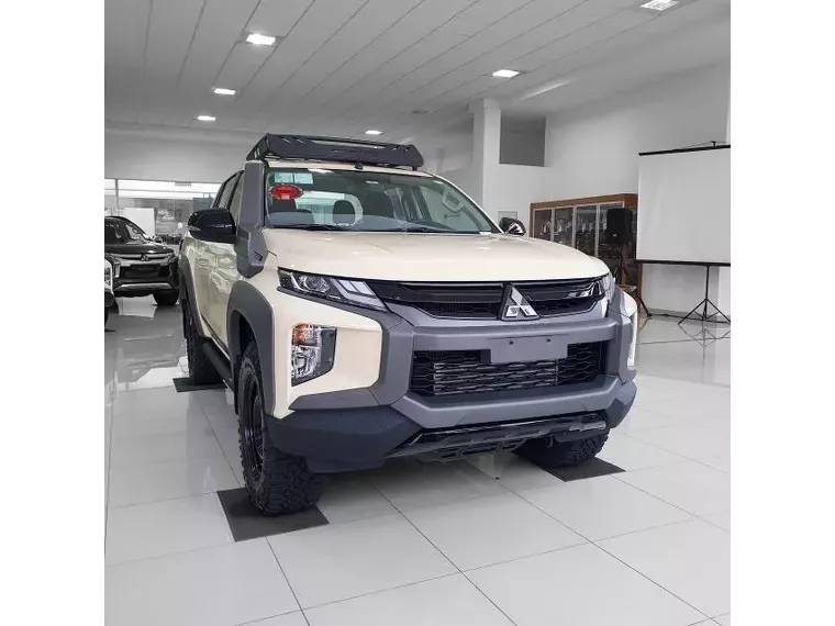 Mitsubishi L200 Triton Bege 3