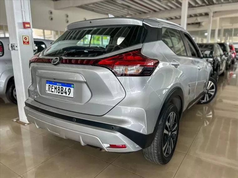 Nissan Kicks Prata 1