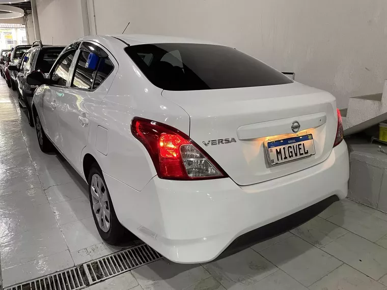 Nissan Versa Branco 4