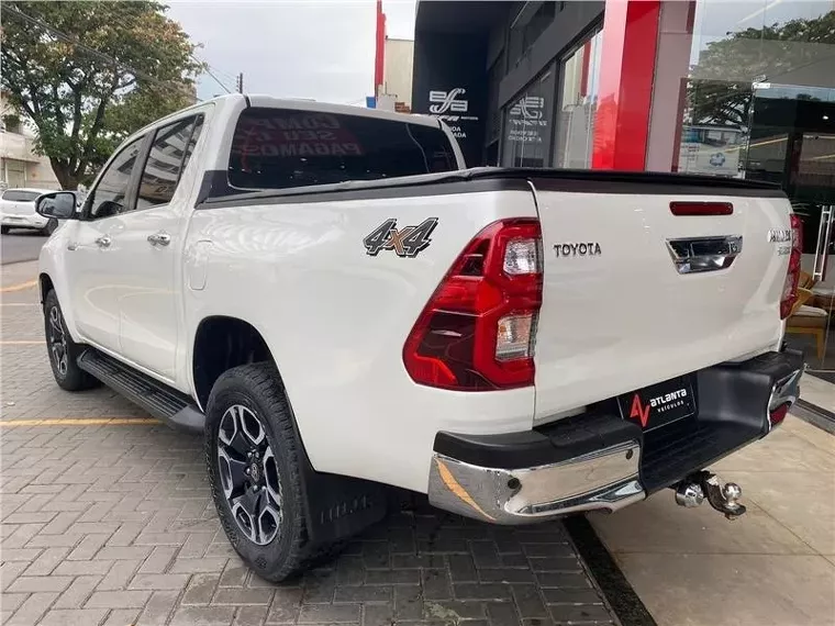 Toyota Hilux Branco 15