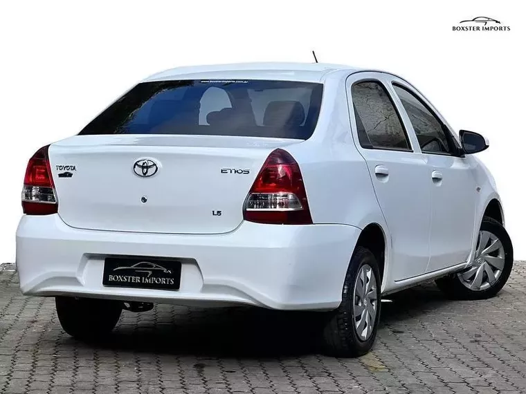 Toyota Etios Branco 8