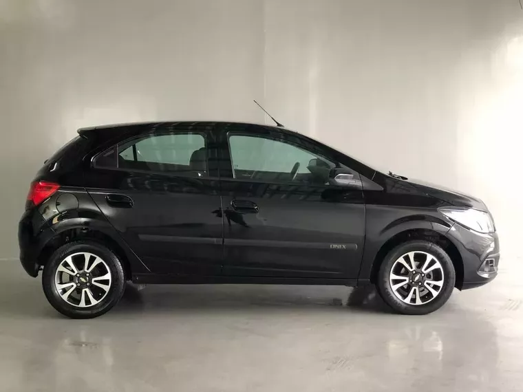 Chevrolet Onix Preto 16