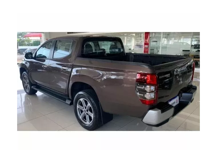 Mitsubishi L200 Triton Marrom 3