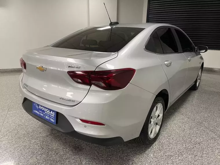 Chevrolet Onix Prata 8