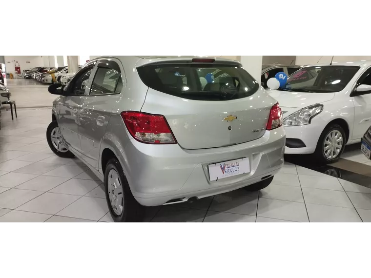 Chevrolet Onix Prata 6