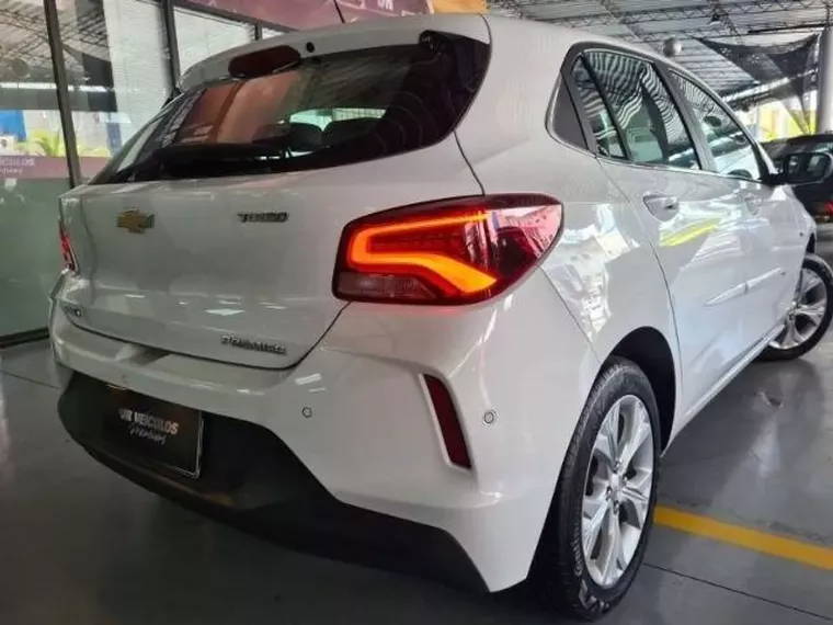 Chevrolet Onix Branco 12