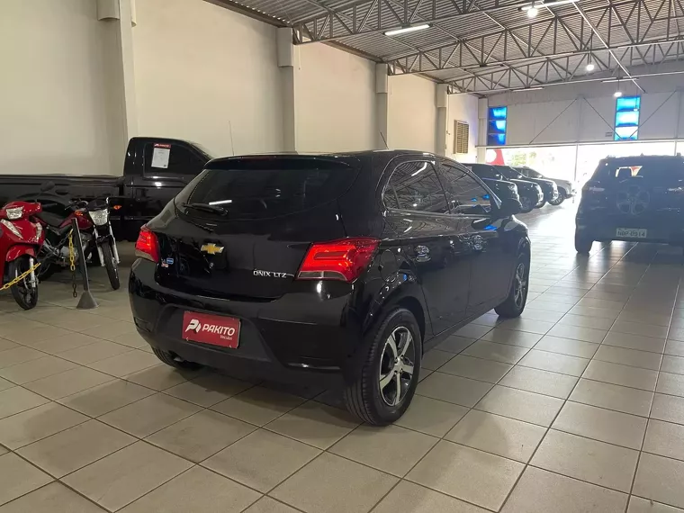 Chevrolet Onix Preto 6