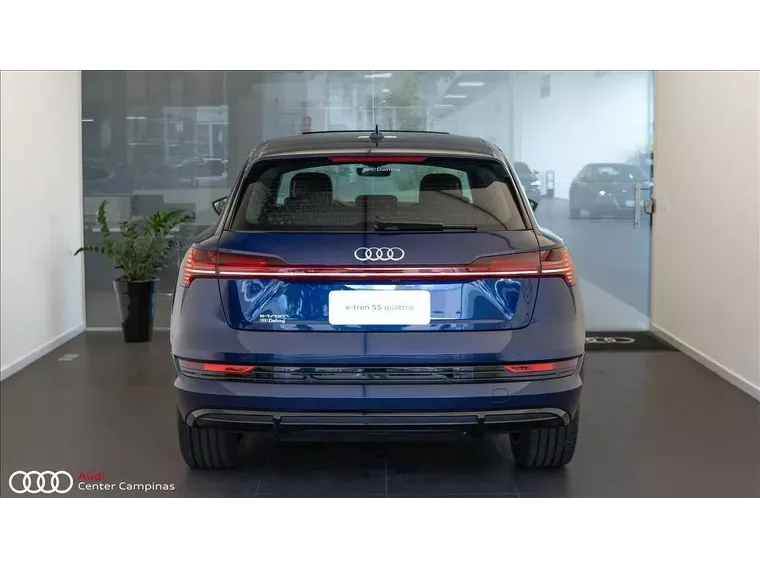 Audi E-tron Azul 8