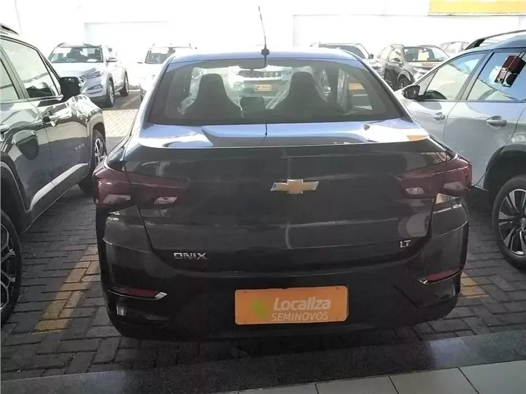 Chevrolet Onix Preto 6