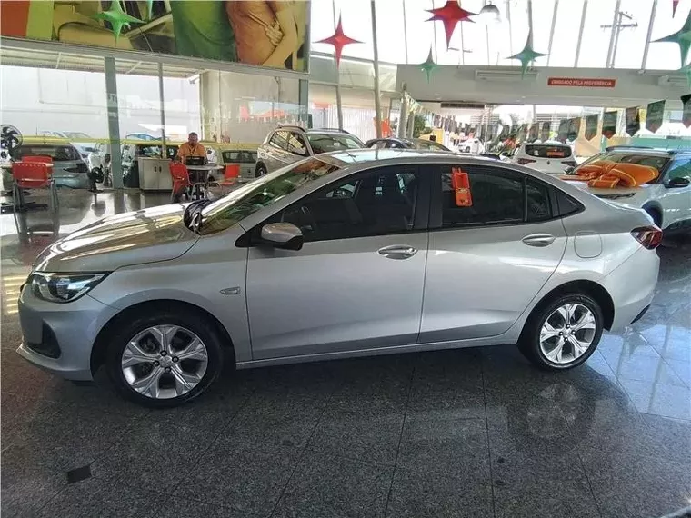 Chevrolet Onix Prata 4