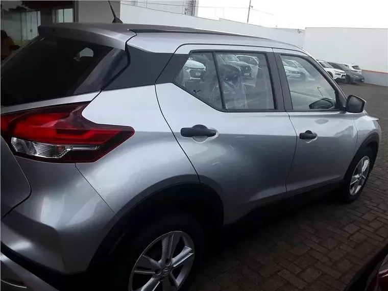 Nissan Kicks Prata 6