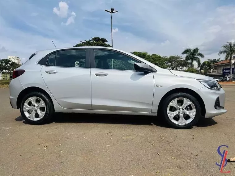 Chevrolet Onix Prata 4