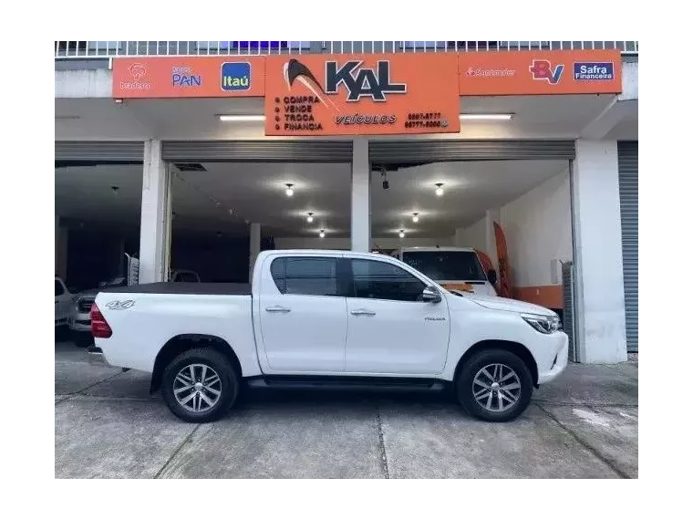 Toyota Hilux Branco 4