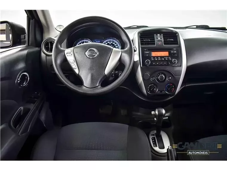 Nissan Versa Cinza 11