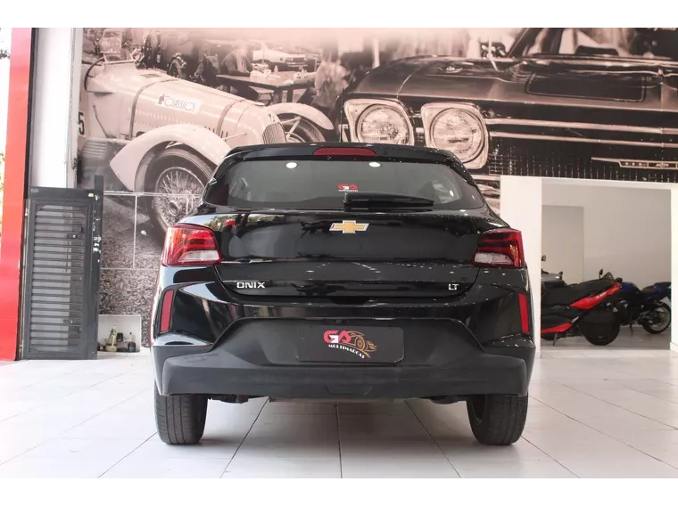 Chevrolet Onix Preto 5