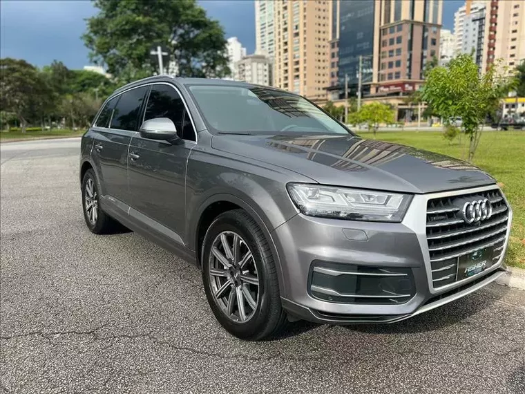 Audi Q7 Cinza 10