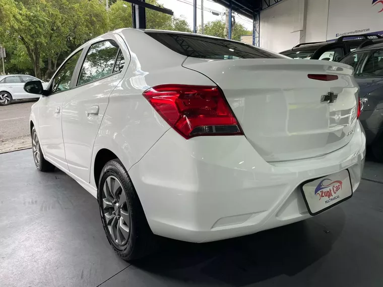 Chevrolet Onix Branco 19