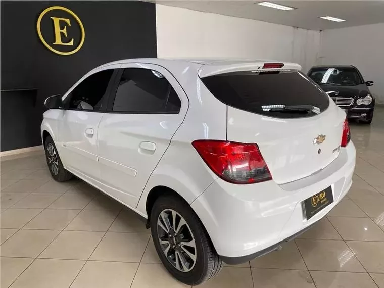 Chevrolet Onix Branco 12