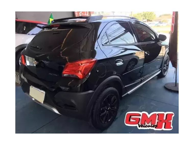 Chevrolet Onix Preto 2