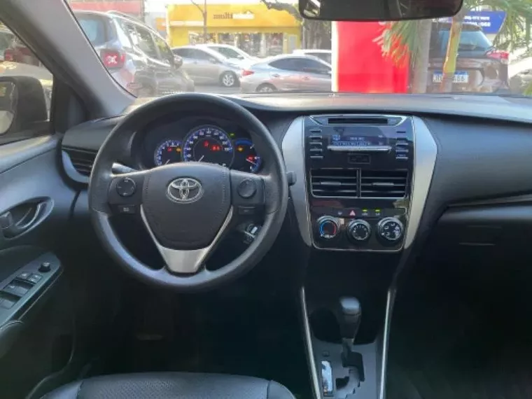 Toyota Yaris Prata 10